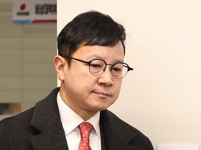 국힘 대변인 “尹 부부, 당원 아냐, 법대로 벌 받을 일 있으면 받으면 돼”