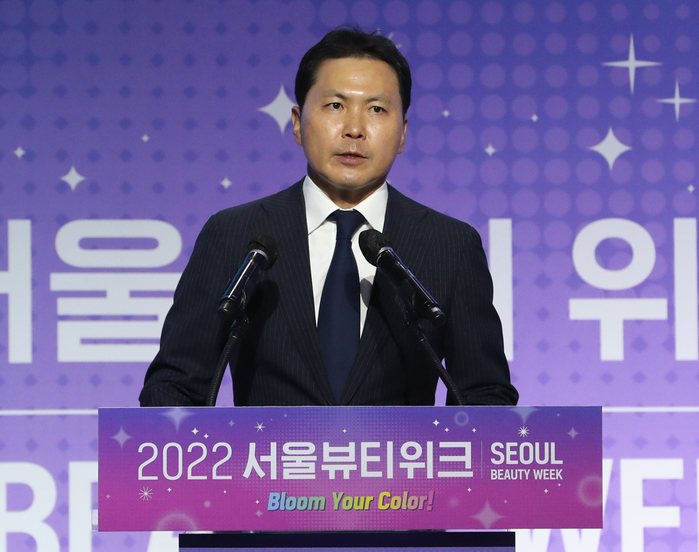 origin_인사말하는윤상현한국콜마부회장.jpg