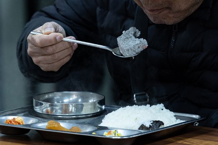 부산 복지관서 무료급식 기다리던 80대 노인... 말싸움 벌인 동년배에 ‘흉기’ 난동