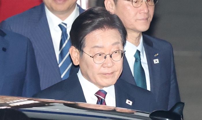 origin_차량에오르는이재명대통령.jpg