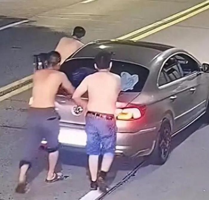 “술 깨려고”... 음주 상태로 차 ‘밀며’ 이동한 남성들, 경찰 판단 봤더니