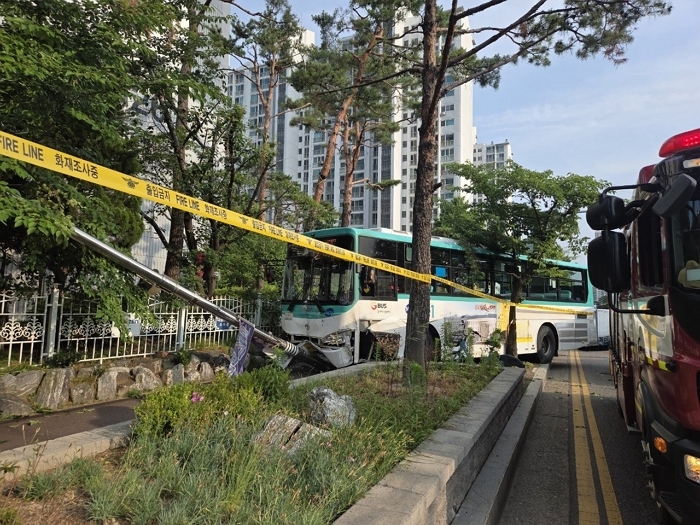 origin_부천시내버스인도넘어가로등들이받아…승객1명부상.jpg