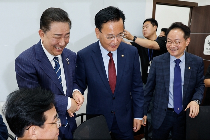 origin_악수하는김병기·유상범.jpg