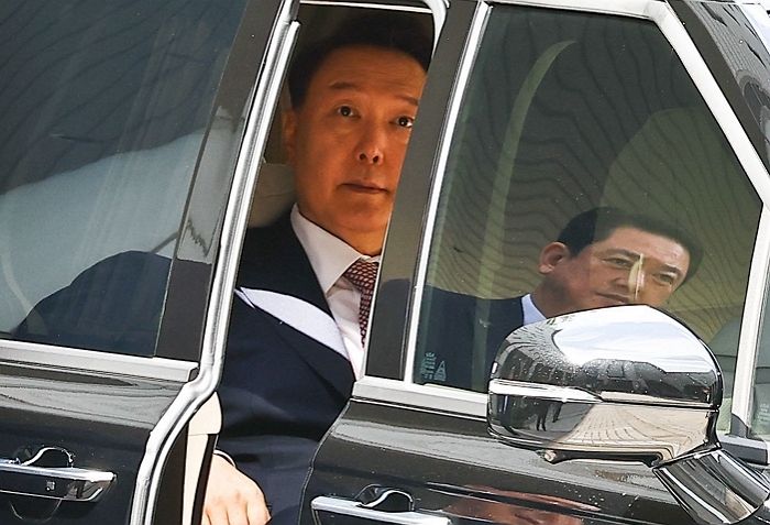 origin_차량에서내리는윤석열전대통령.jpg