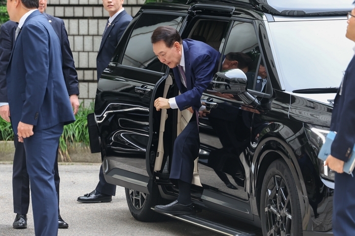 origin_차에서내리는윤석열전대통령.jpg