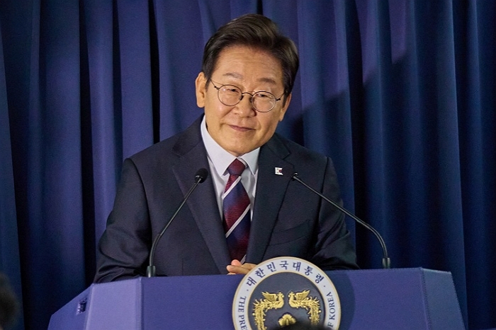 origin_李대통령전용기서깜짝기자간담회.jpg