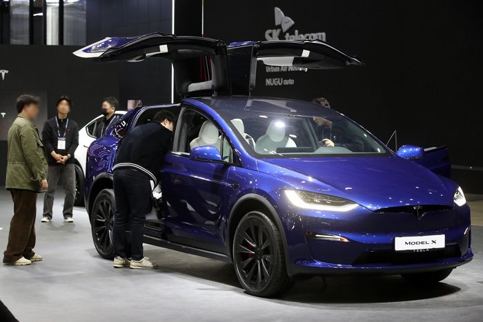 “자동차가 사람을 가뒀다”... ‘한남동 테슬라 급발진’ 의혹, 4년 만에 법정으로