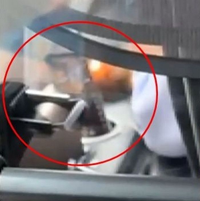 운전 중 ‘유튜브 쇼츠’에 푹 빠진 버스기사... 한 손으로 영상 넘기기까지 (영상)