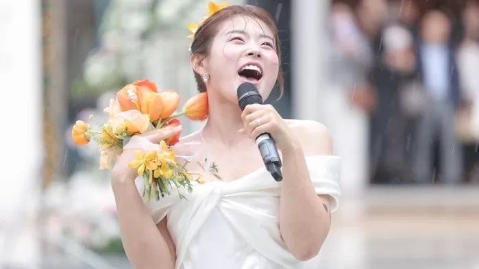 신부가 먼저 입장하는, 비오는 날의 낭만결혼식 a rainy days romantic wedding with the bride entering first
