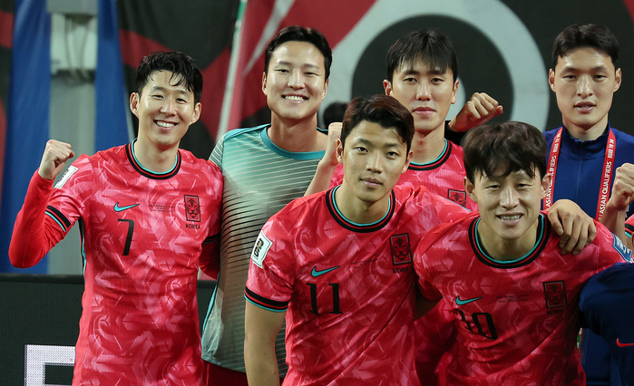 origin_기념촬영하는대한민국축국국가대표선수들 (1).jpg