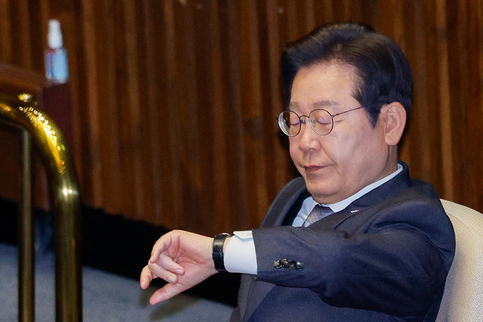 origin_시계확인하는이재명대표.jpg