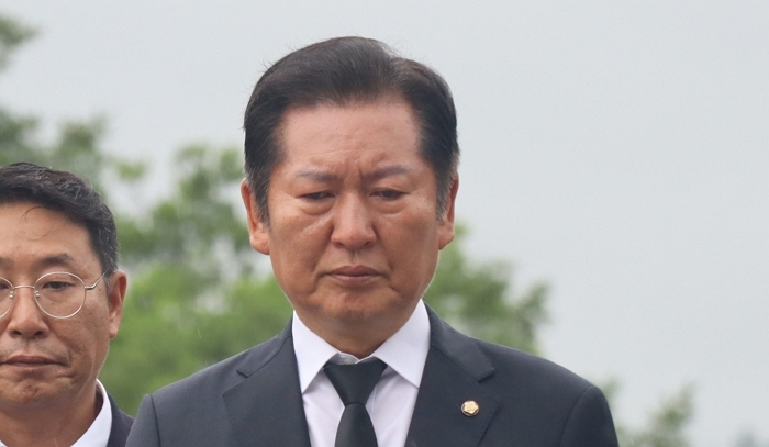 origin_정청래의원봉하마을찾아노무현전대통령묘역참배.jpg