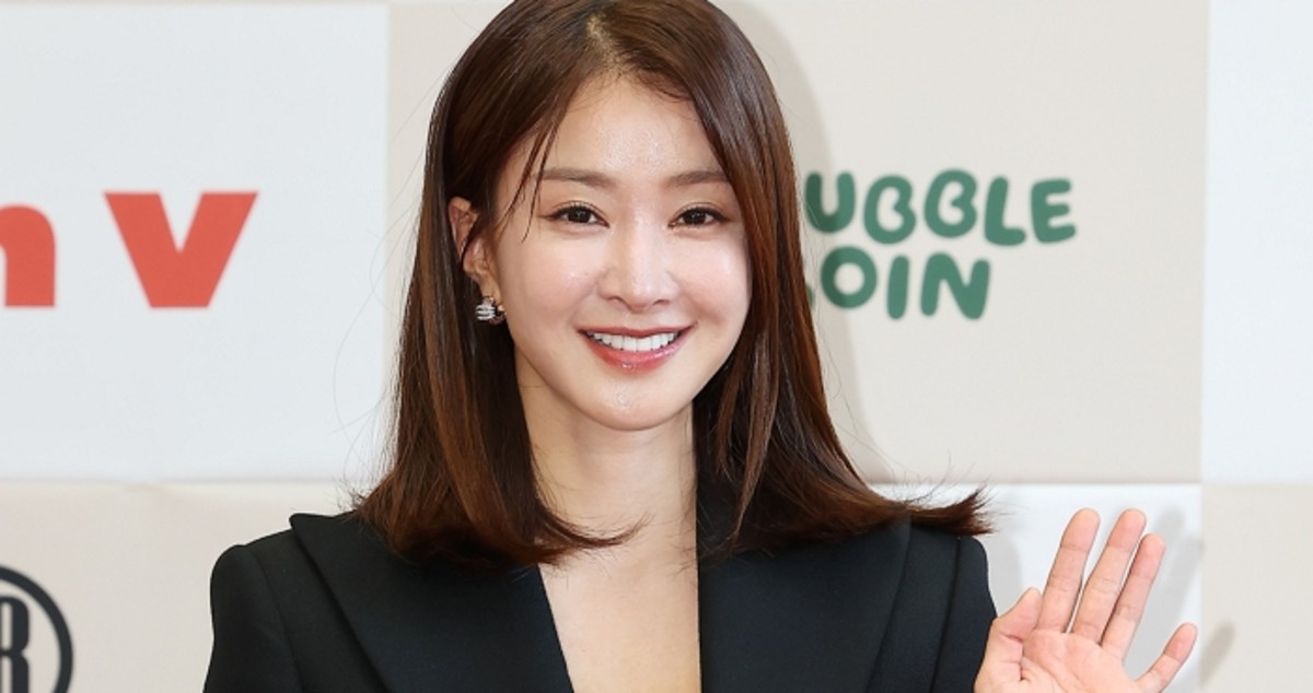 배우 <b>이시영</b>, <b>어린이 환우</b>들 위해 써달라며 서울아산병원에 1억원 <b>기부</b>