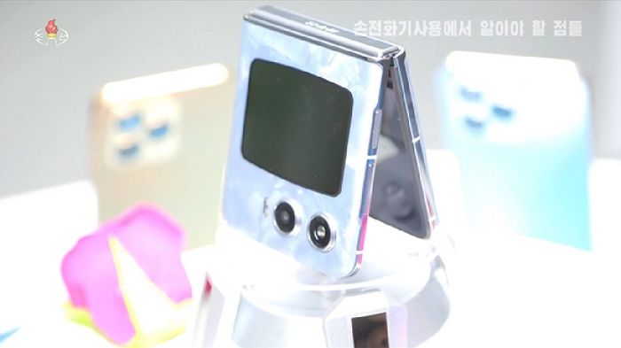 북한, 반으로 접히는 ‘마두산 폴더블폰’ 공개... 놀라운 스펙