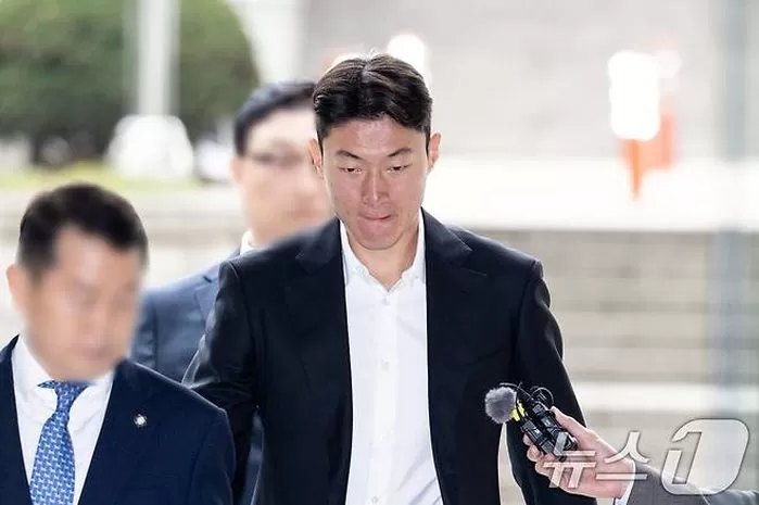 불법 촬영 혐의를 받고 있는 축구선수 황의조(32)가 16일 서울 서초구 서울중앙지법에서 열린 성폭력 범죄의 처벌 등에 관한 특례법 위반(카메라 등 이용 촬영) 혐의 1심 1차공판에 출석하고 있다. (공동취재) 2024.10.16 / 뉴스1