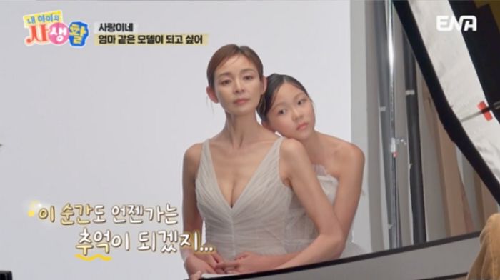 엄마 따라 모델 도전한 추사랑, 드레스 입고 쏙 닮은 붕어빵 미모 뽐내 (영상)