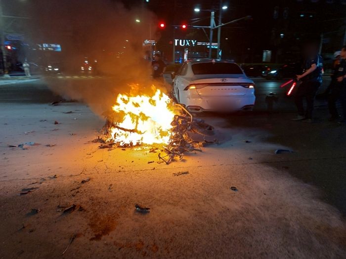 신호위반 오토바이, 달리던 승용차와 사고... 오토바이 전소, 20대 라이더 숨져
