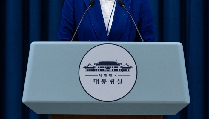 origin_브리핑하는강유정대변인.jpg