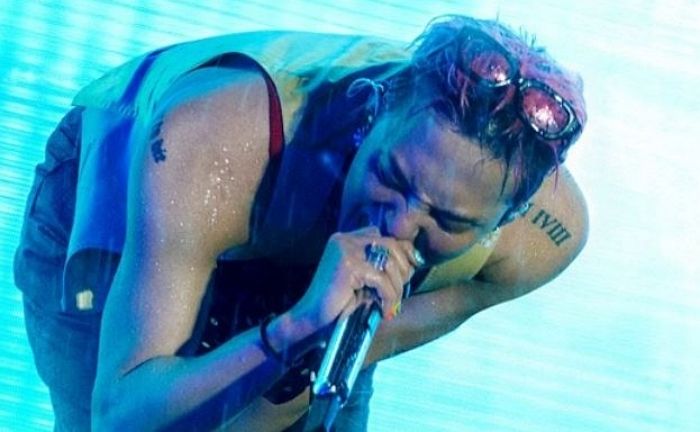 폭우 쏟아지는데도... 비 맞으며 열창한 지드래곤, 베트남 4만 관중 떼창 이어져