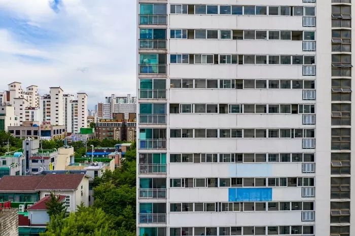 엄마·아빠 일 나간 사이... 부산 아파트 화재로 10세 숨지고 7세 중태