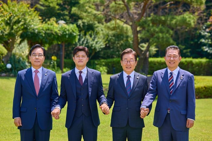 민주당 “李대통령, 임기 종료 앞둔 김용태 반대 뚫고 초청... 그런데 ‘비하’를 하다니”