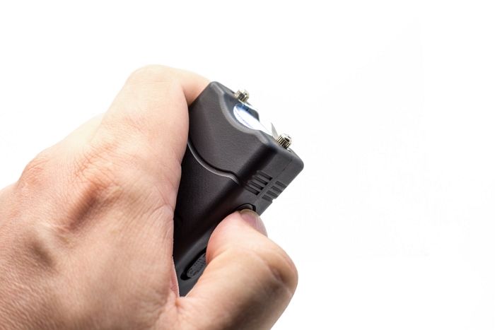 “누가 나 공격하려 해”... 망상 사로잡혀 시민들 ‘전기충격기’로 위협한 남성