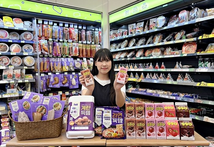 '편의점 비싸다'는 옛말, 라면도 우유도 800원대... CU 초저가 상품 불티나게 팔린다