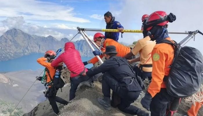 인도네시아 화산 구경하려다 600m 아래로 추락한 여성... 3일째 구조 난항