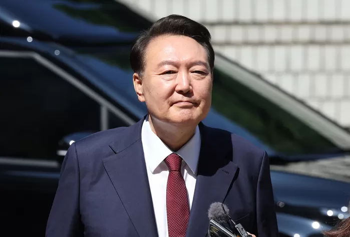윤석열 전 대통령이 23일 오전 서울 서초구 서울중앙지방법원에서 내란 우두머리 혐의 사건 8차 공판에 출석하고 있다. 2025.6.23/뉴스1