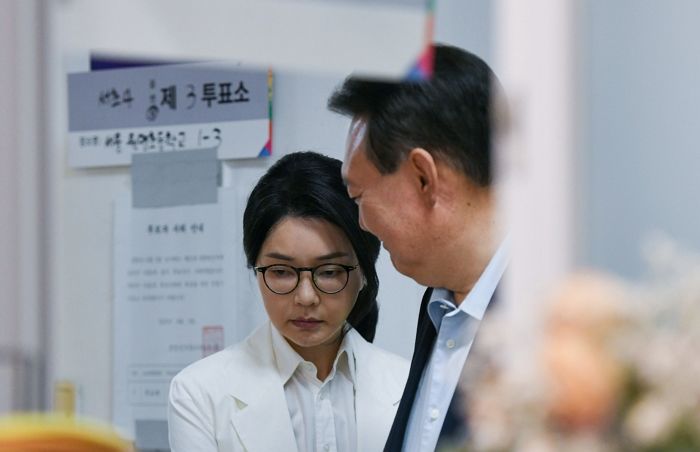 윤석열 최측근 “김건희, 건강 나빠져 매일 尹이 간호... ‘석사학위’ 취소 가혹해”