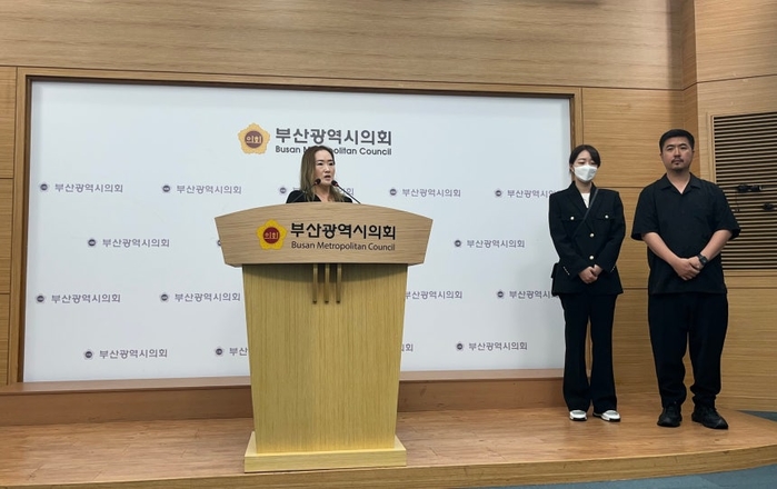 부산 한 예고 학부모회와 학원 강사들이 부산시의회에서 기자회견을 열고 해당 학교 학생 3명이 숨진 것에 대해 문제를 제기했다. / 뉴스1