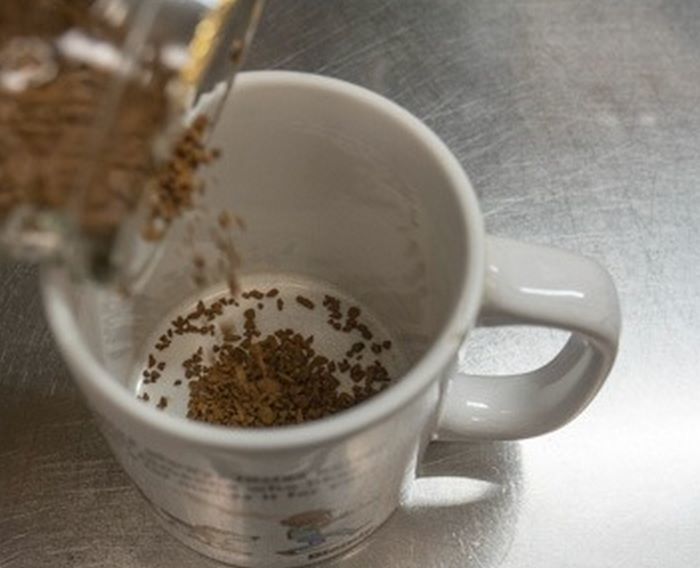 편해서 자주 마시는 ‘인스턴트커피’, 시력 손상 위험 키워... “원두 분쇄·디카페인 마셔야” (연구)