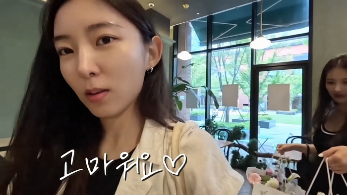 포미닛 16주년 기념 꽃 배달 비하인드 (feat.지현언니) #포미닛 #권소현 3-47 screenshot.jpg