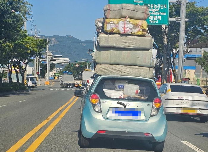 출근길 ‘마티즈’ 지붕 위에 짐 가득 싣고 ‘부산 도로’ 달리는 여성 운전자
