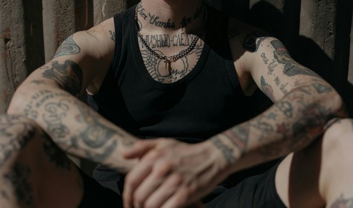 전속계약 어기고 문신, 숙소 무단 이탈한 ‘아이돌 연습생’... 법원 “500만원 배상하라”