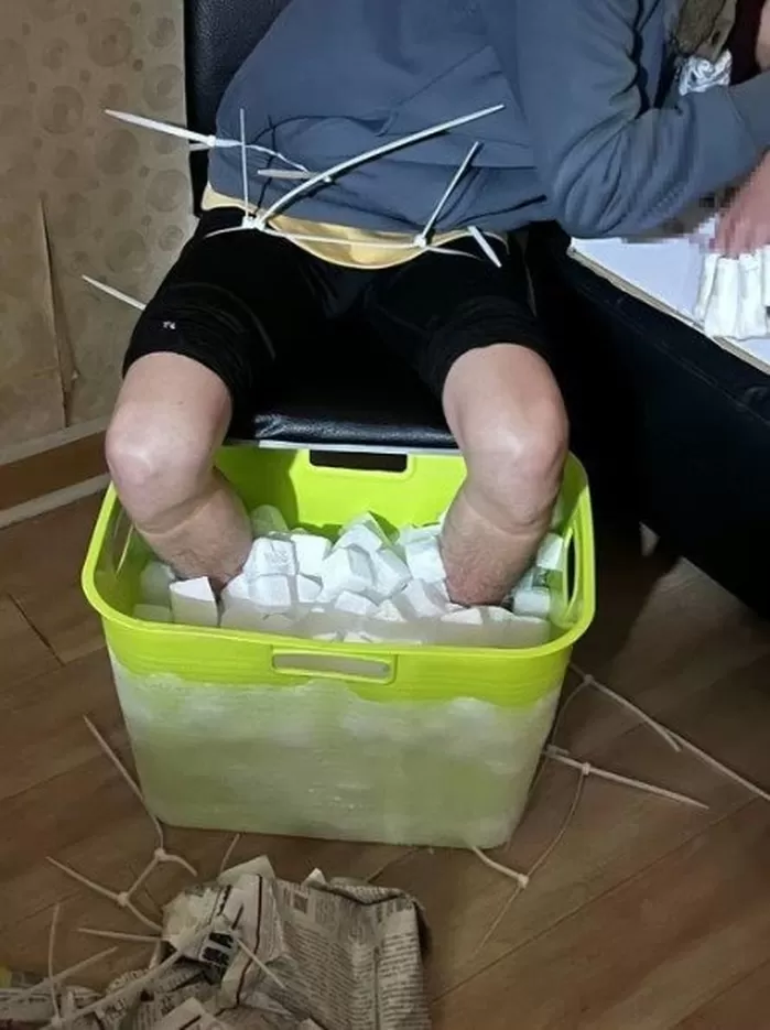 보험금을 노리고 드라이아이스에 발을 담갔던 대만의 대학생이 양다리를 절단하고도 보험금을 받지 못한 채 사기 전과자가 됐다. 법원은 공범에게 징역 6년, 본인에겐 징역 2년에 ...