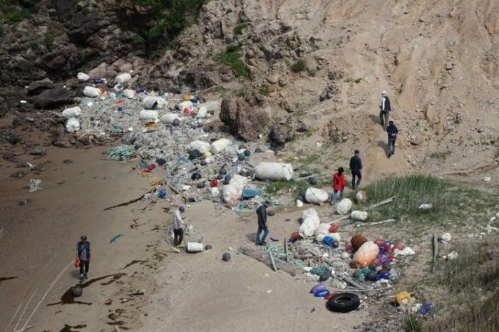 ‘백패킹 성지’ 되면서 관광객들이 버린 ‘쓰레기’에 몸살 앓는 인천 굴업도