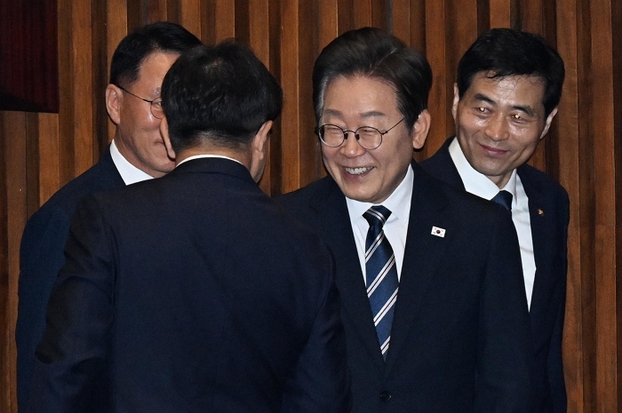 origin_권성동국민의힘의원과악수하는이재명대통령.jpg