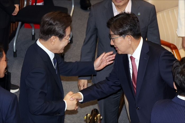 origin_권성동의원과인사나누는이재명대통령 (2).jpg