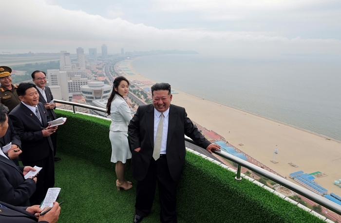 origin_완공된원산갈마해안관광지구둘러보는북한김정은 (3).jpg