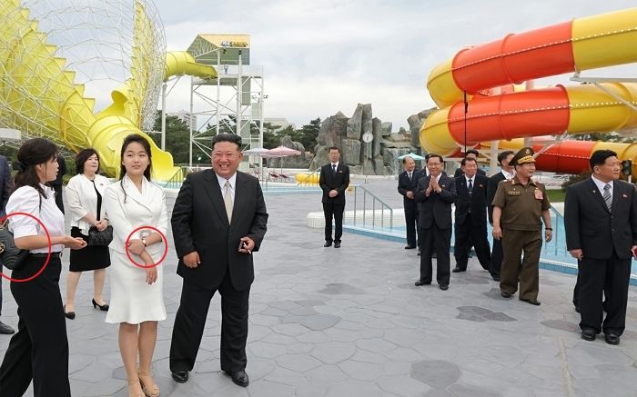 1년 반 만에 공개석상 구찌백 메고 나온 北 리설주...딸 주애는 3천만원대 까르띠에 시계 착용