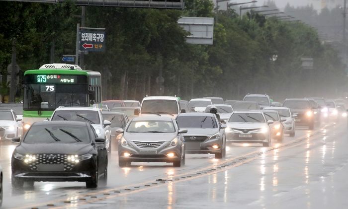 “운전자들 꼭 보세요”... 빗길 교통사고 7월 ‘이 시간대’ 가장 많다