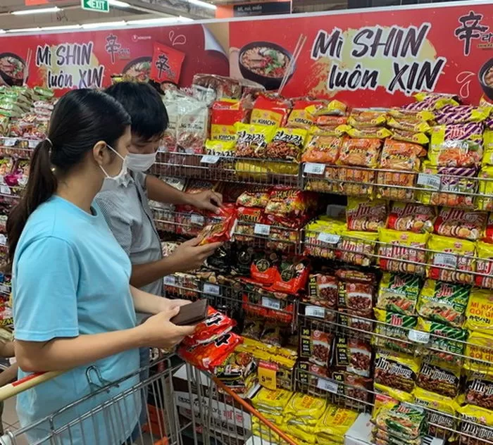 호치민 현지 마트에서 판매중인 신라면 / 사진=인사이트