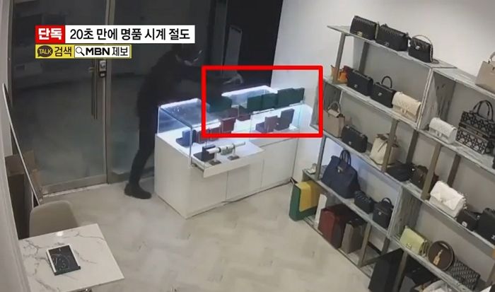 중고 명품 판매점서 20초만에 ‘롤렉스’ 5개 훔쳐 달아난 ‘헬멧남’