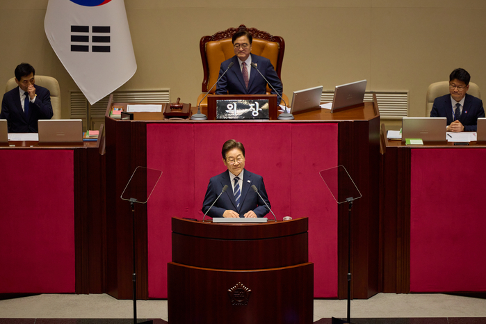 이재명 대통령이 26일 서울 여의도 국회에서 열린 본회의에서 추가경정예산 시정연설을 하기 전 입장하며 의원들과 인사를 하고 있다. 2025.6.26/뉴스1