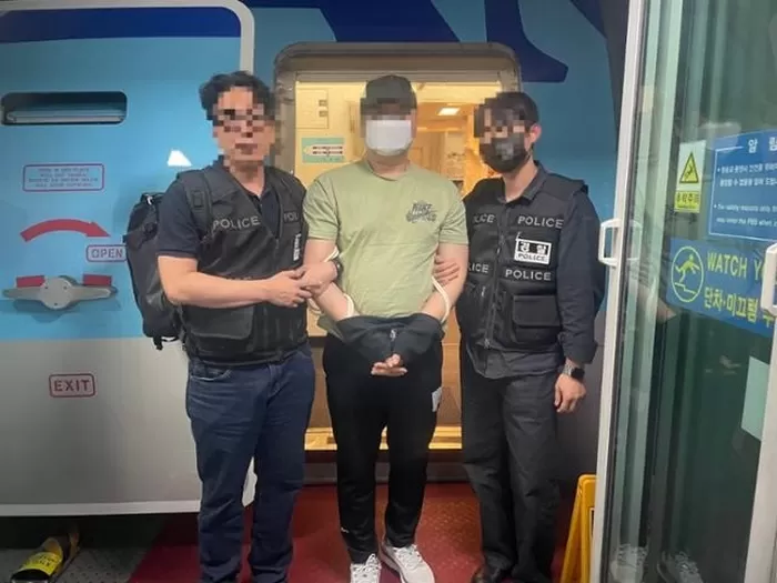 160억 원 규모 온라인 도박사이트 운영자 B씨가 수갑을 찬 채 강제 송환되고 있다. 경찰청 제공