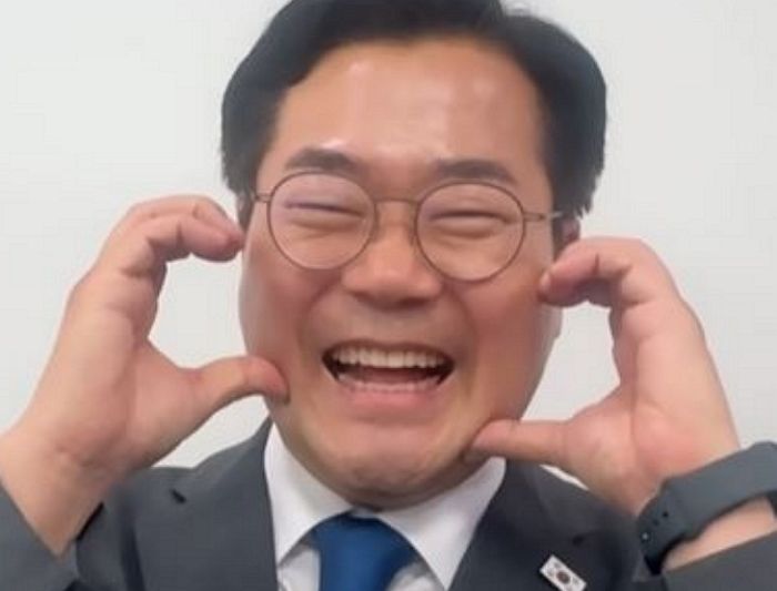 “잼시 지킬 찬시 왔어요♥”... 여성시대 회원들에게 ‘볼하트’ 날리며 영상편지 남긴 박찬대 (영상)