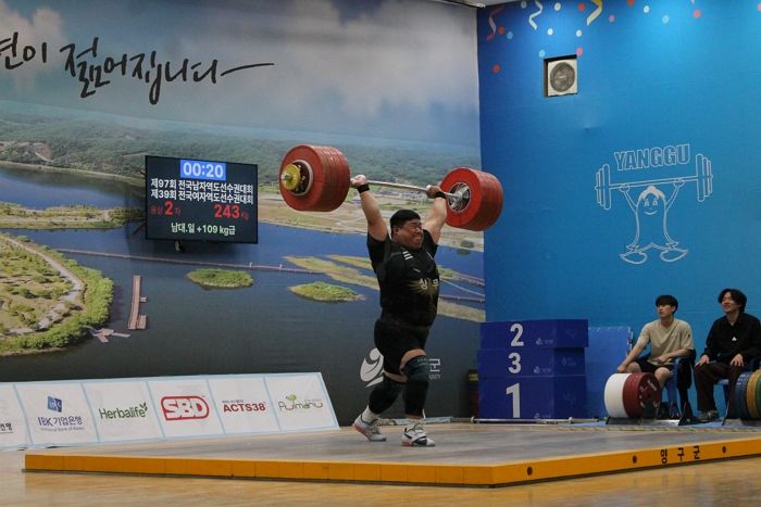 “243kg 들었다”... 남자 역도 송영환, 최중량급 용상 한국신기록