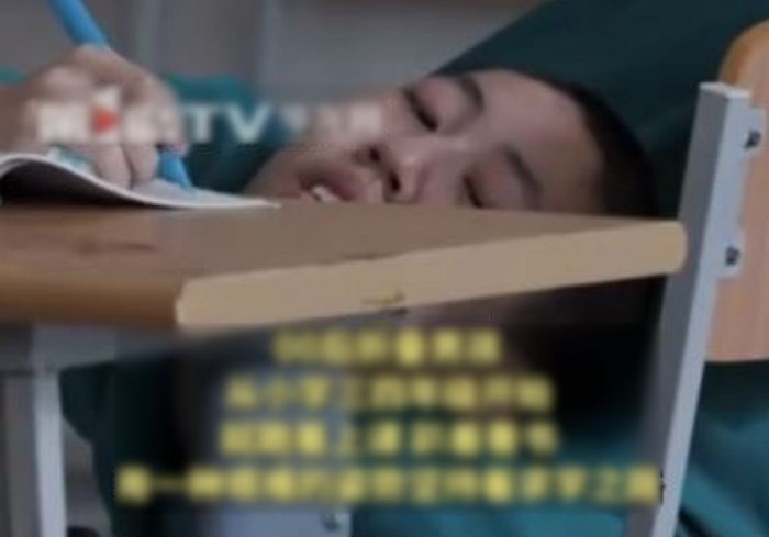 폴더처럼 반으로 접힌 몸으로 매일 등교하던 학생... 의료진은 ‘이 소원’ 듣고 수술 결정했다