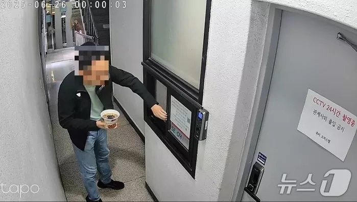 본문 이미지 - 지난 26일 새벽 짜장 컵라면을 건물 1층 계단에 던지는 A 씨의 모습. (B 씨 제공)
